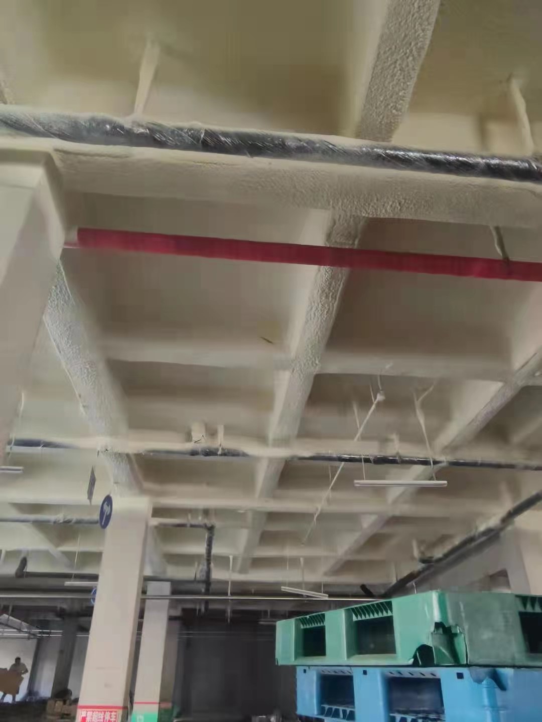 小型冷庫的地面保溫的做法比較簡單,因?yàn)樾⌒屠鋷鞂τ诶鋷煳锲返某兄貨]有特殊的要求,通常采用跟墻面保溫相同的聚氨酯冷庫板,也就是我們常說的六面體保溫(頂部+底部+四周墻面)。