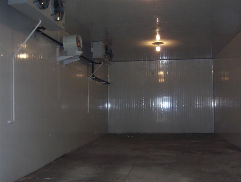 小型冷庫的地面保溫的做法比較簡單,因?yàn)樾⌒屠鋷鞂τ诶鋷煳锲返某兄貨]有特殊的要求,通常采用跟墻面保溫相同的聚氨酯冷庫板,也就是我們常說的六面體保溫(頂部+底部+四周墻面)。