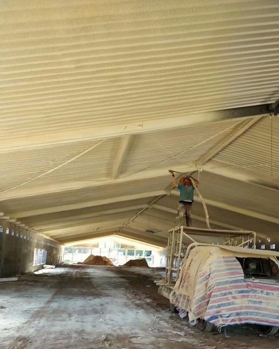 噴涂硬泡聚氨酯以聚氨酯黑料(聚合MDI)、順達(dá)白料(組合聚醚)為雙組分。按照質(zhì)量比1:1的比例，通過(guò)高壓無(wú)氣噴槍自動(dòng)混合均勻，然后以氣霧的形式高速?lài)娡?，由于其?yōu)異的自粘接性能，最終在被噴涂面上形成均勻、細(xì)膩的泡沫體